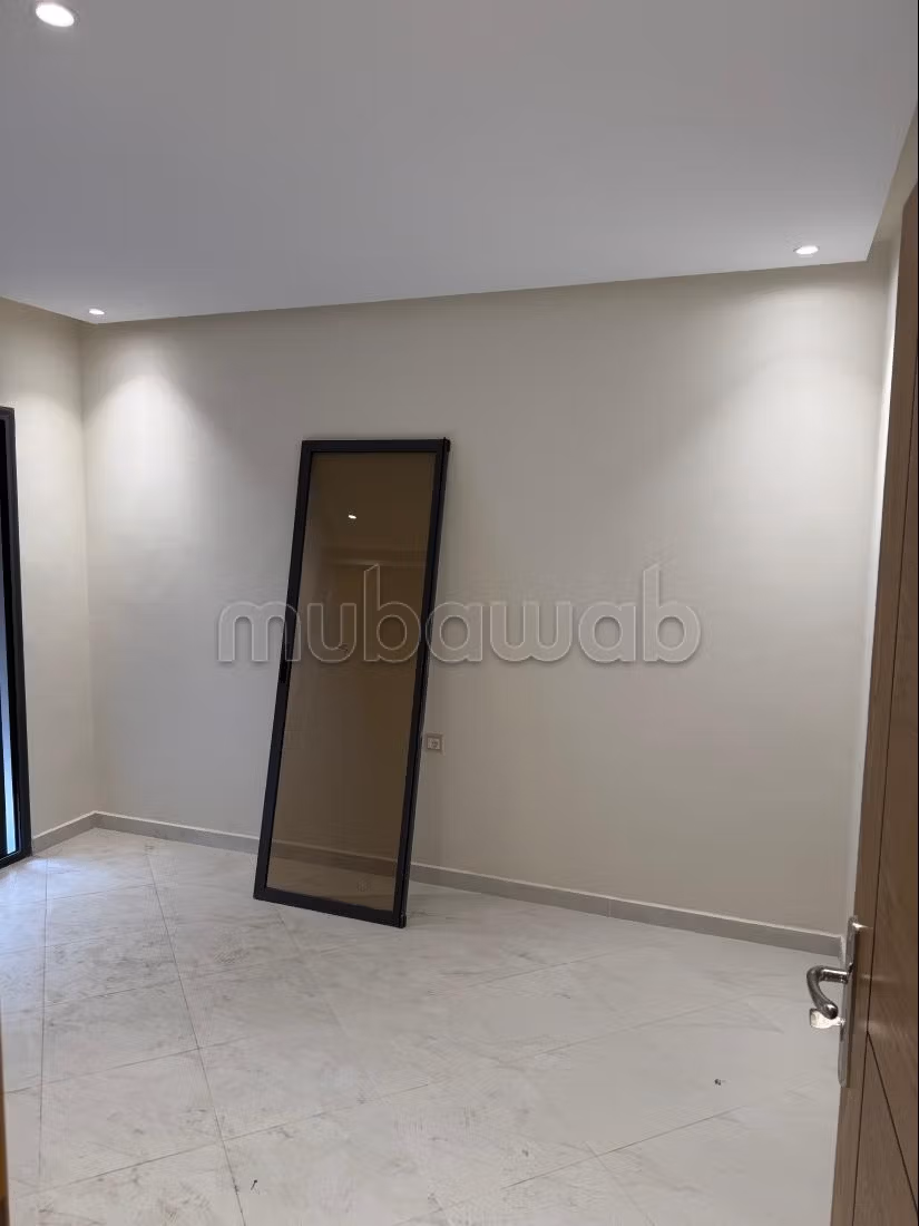 Apartment for rent in Msnana. 2 large rooms. The accommodation has concierge service and air conditioning system.