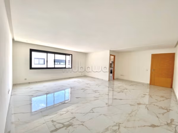 Louez cet appartement vide à Souissi. Surface totale 132 m². Résidence avec concierge