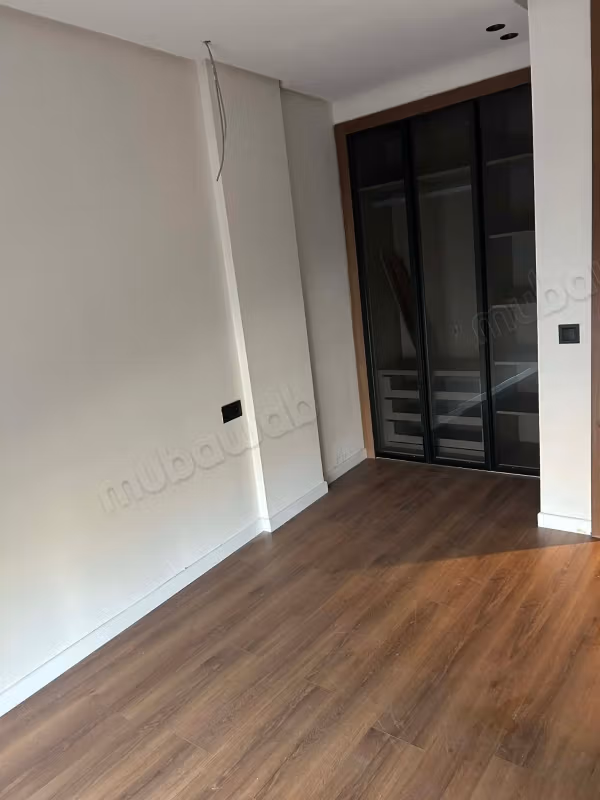 Louez cet appartement à Les Hôpitaux. 3 pièces confortables. Ascenseur et garage