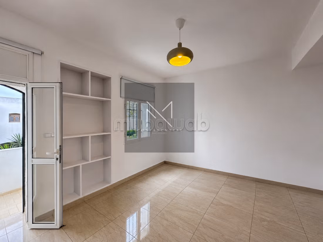Villa con 5 camere da letto in affitto ad Aïn Diab300 m² di spazio abitabile, 3 livelli, piccolo giardino senza affacciato