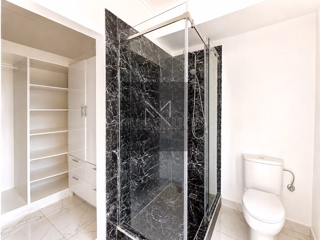 Villa con 5 camere da letto in affitto ad Aïn Diab300 m² di spazio abitabile, 3 livelli, piccolo giardino senza affacciato