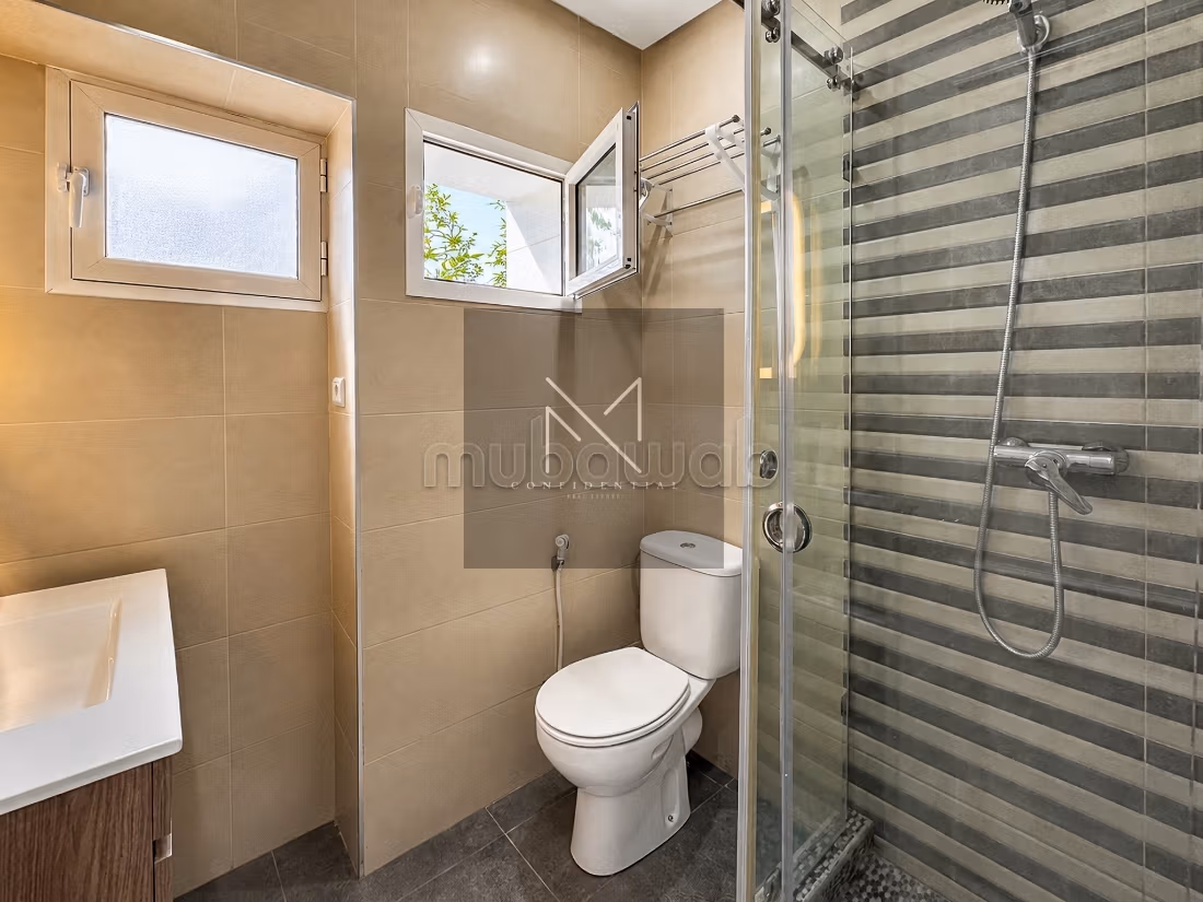 Villa con 5 camere da letto in affitto ad Aïn Diab300 m² di spazio abitabile, 3 livelli, piccolo giardino senza affacciato