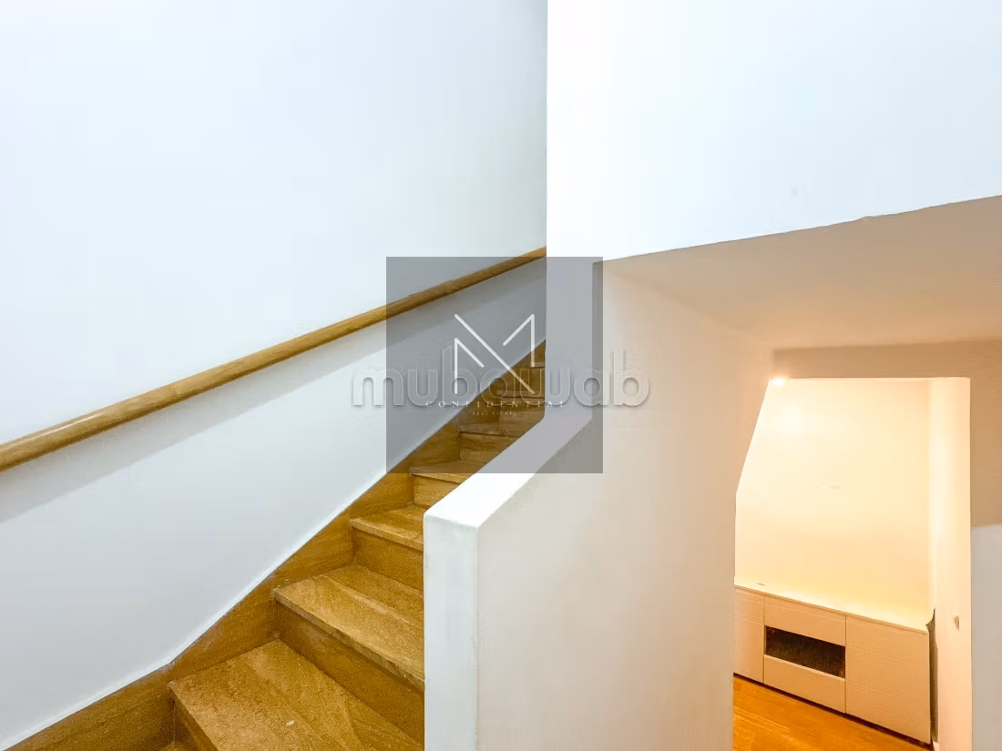 Villa con 5 camere da letto in affitto ad Aïn Diab300 m² di spazio abitabile, 3 livelli, piccolo giardino senza affacciato