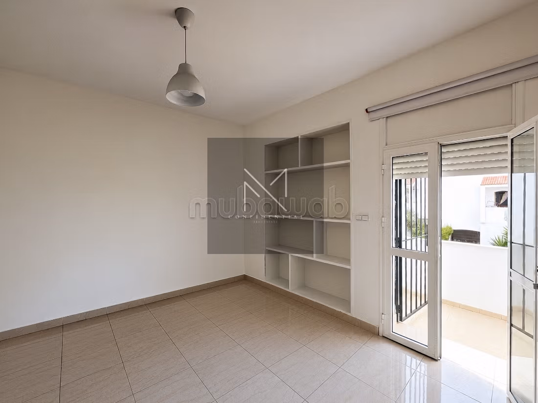 Villa con 5 camere da letto in affitto ad Aïn Diab300 m² di spazio abitabile, 3 livelli, piccolo giardino senza affacciato