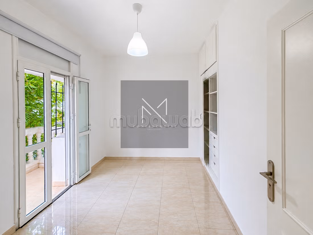 Villa con 5 camere da letto in affitto ad Aïn Diab300 m² di spazio abitabile, 3 livelli, piccolo giardino senza affacciato