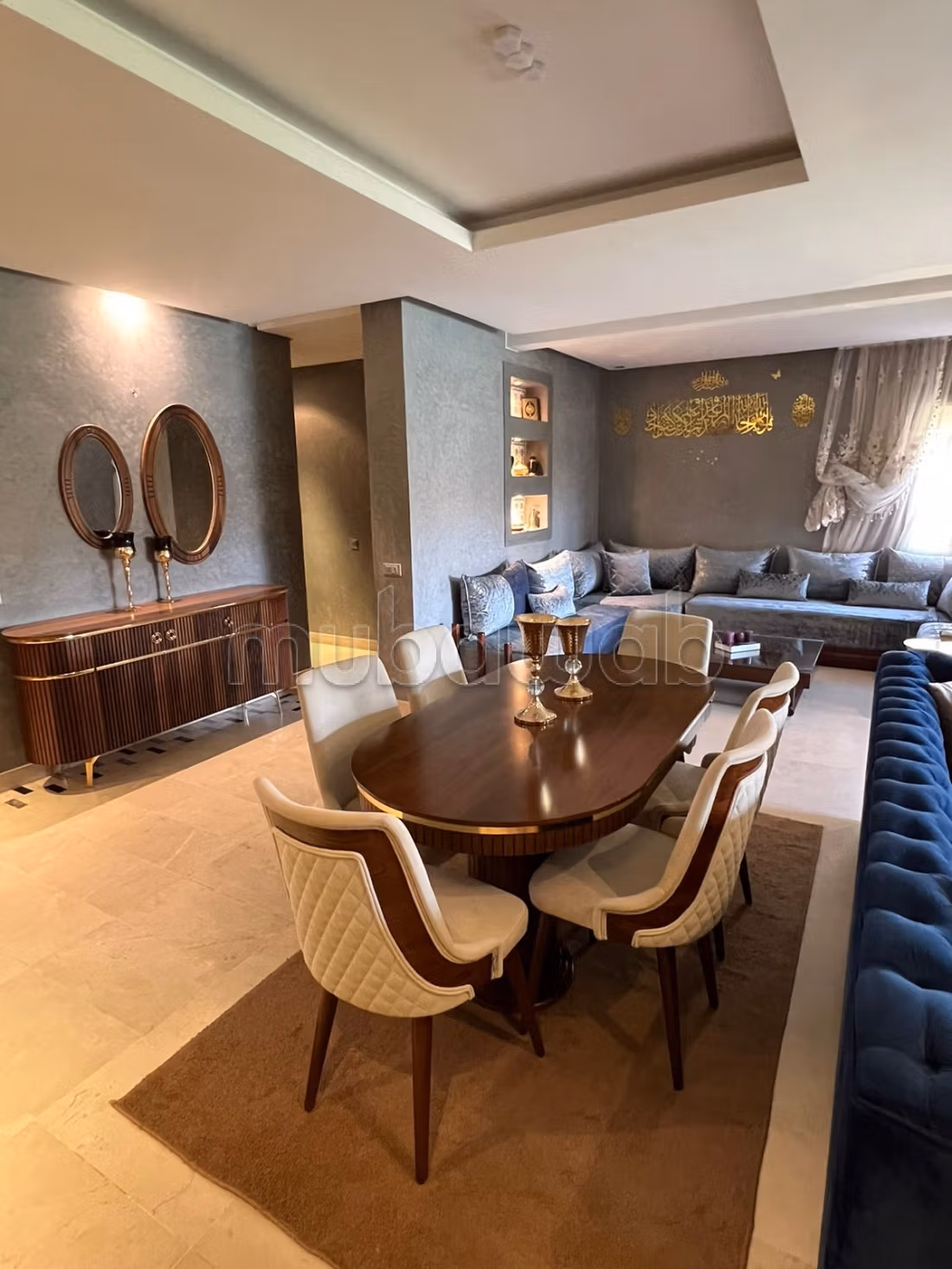Appartements à louer au Boulevard Med 6. Superficie 180 m². Salon marocain traditionnel et porte robuste. — 3