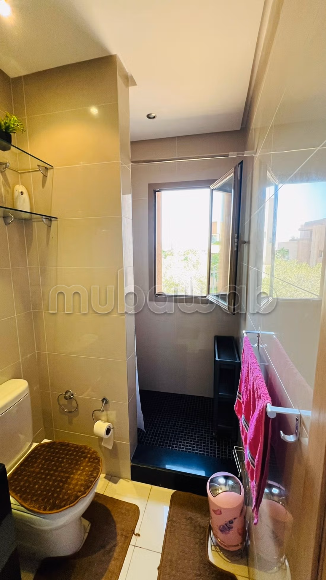Appartements à louer au Boulevard Med 6. Superficie 180 m². Salon marocain traditionnel et porte robuste. — 6