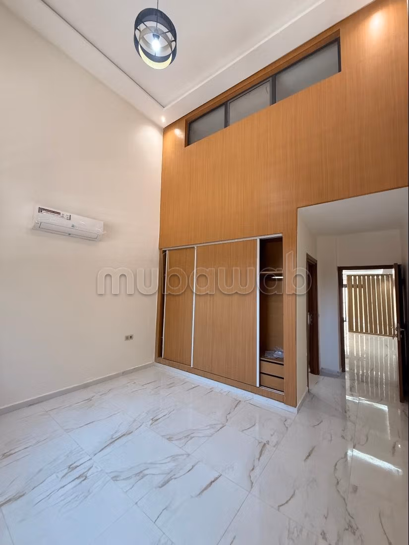 Appartement à louer à Guéliz. 
Surface de 135 m². 
Ascenseur et terrasse