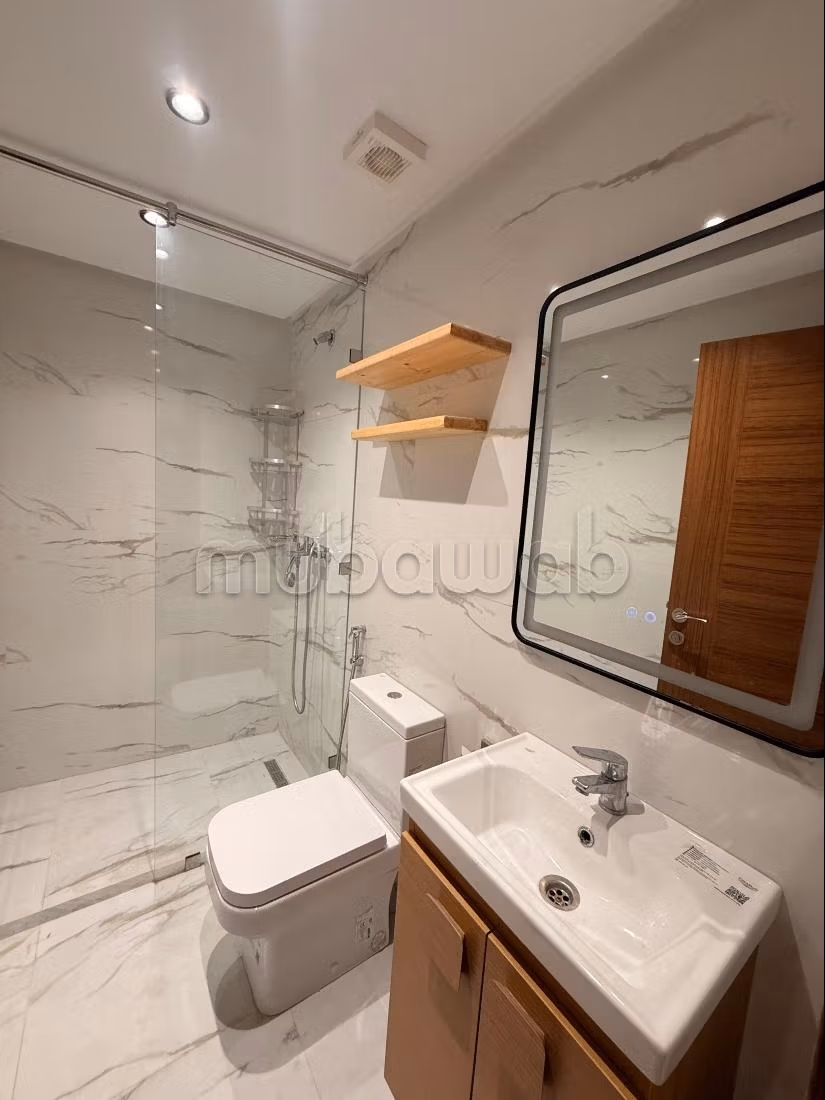 Appartement à louer à Guéliz. 
Surface de 135 m². 
Ascenseur et terrasse — 2
