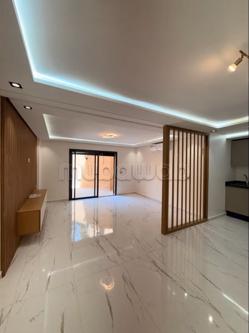 Appartement à louer à Guéliz. 
Surface de 135 m². 
Ascenseur et terrasse — 3