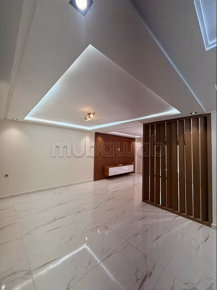 Appartement à louer à Guéliz. 
Surface de 135 m². 
Ascenseur et terrasse — 4