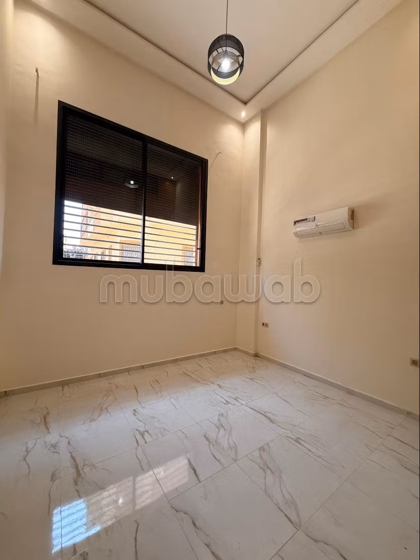Appartement à louer à Guéliz. 
Surface de 135 m². 
Ascenseur et terrasse — 5