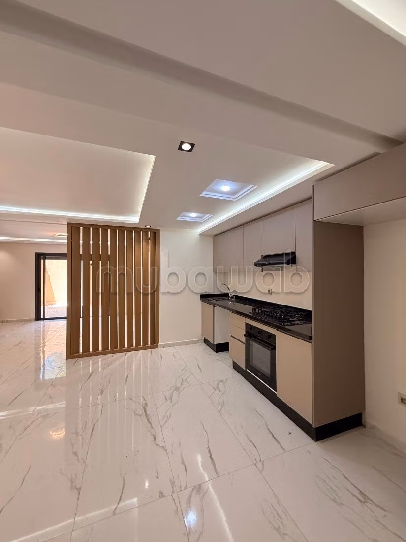 Appartement à louer à Guéliz. 
Surface de 135 m². 
Ascenseur et terrasse — 6