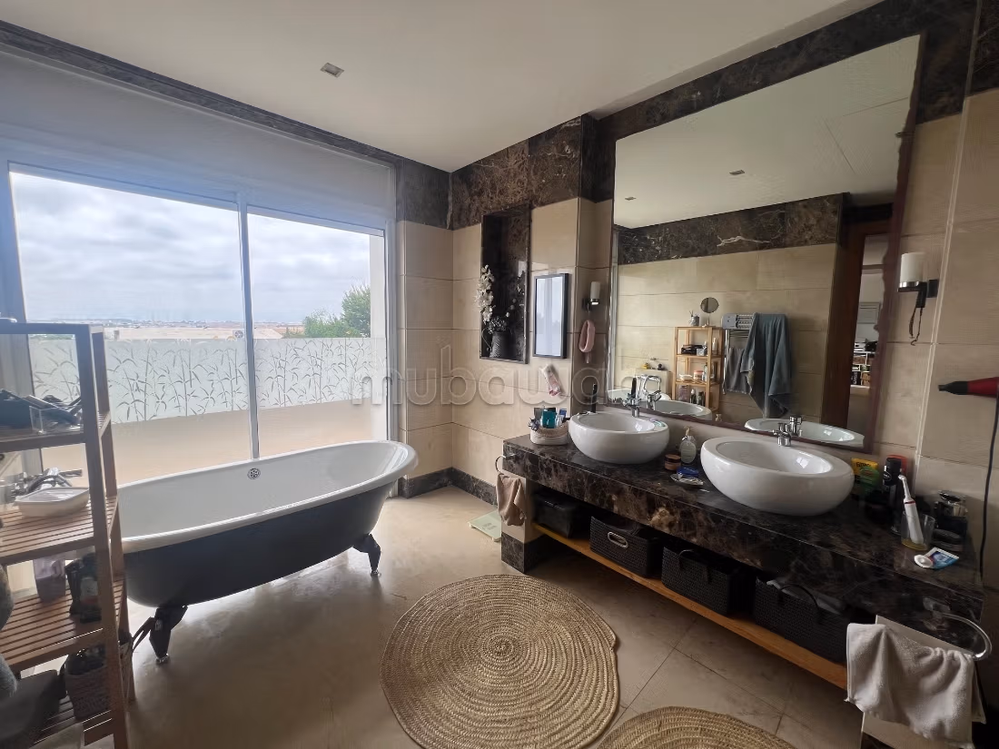 Magnifica villa isolata /1400 m2/ città verde / 5 camere