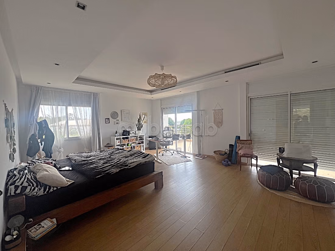 Magnifica villa isolata /1400 m2/ città verde / 5 camere