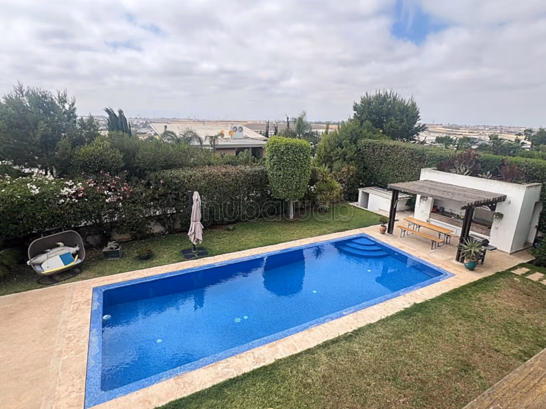 Magnifica villa isolata /1400 m2/ città verde / 5 camere