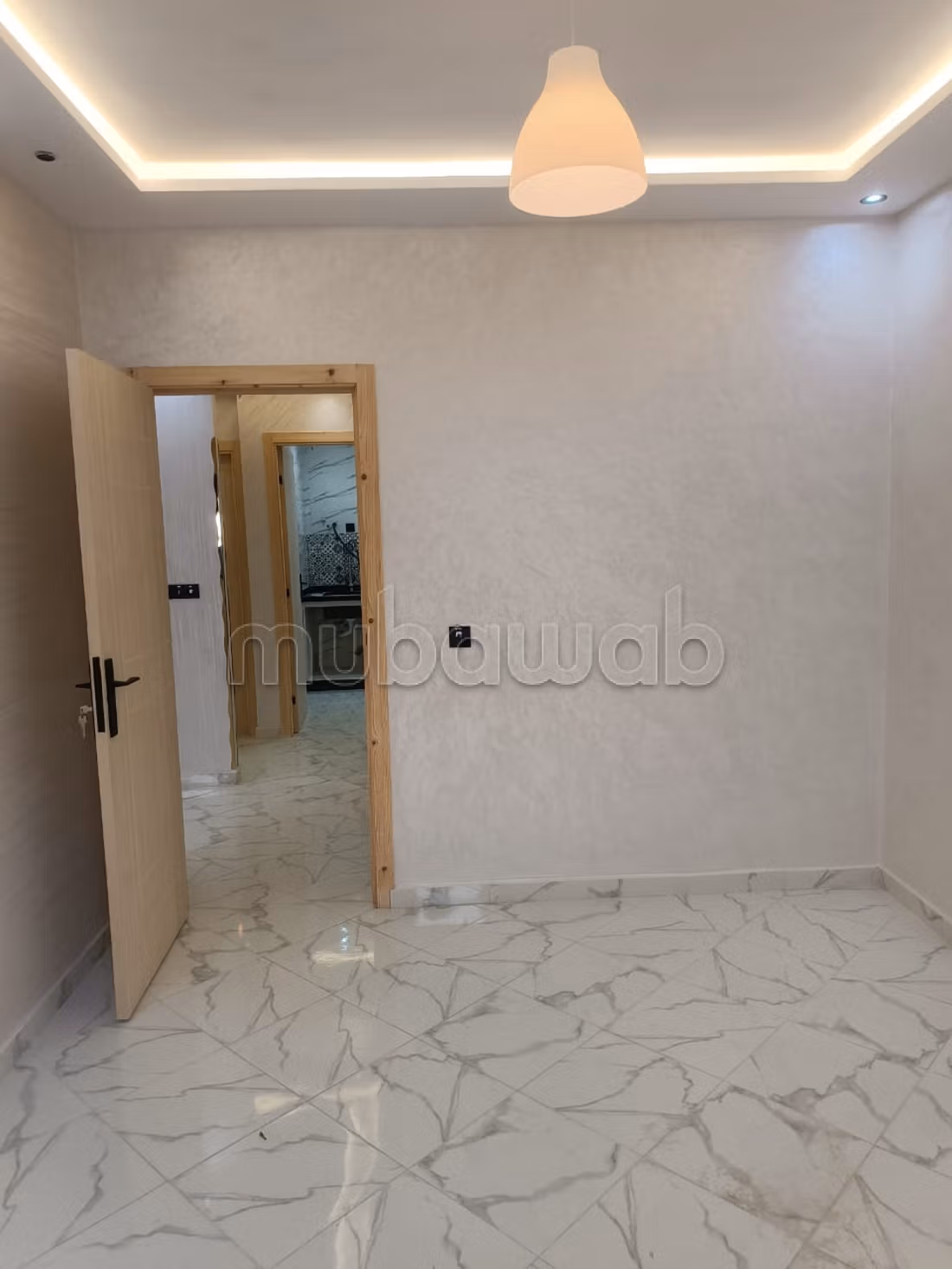 Bureaux et magasins à vendre à Martil. Superficie totale de 70 m². Fenêtres à double vitrage et porte sécurisée