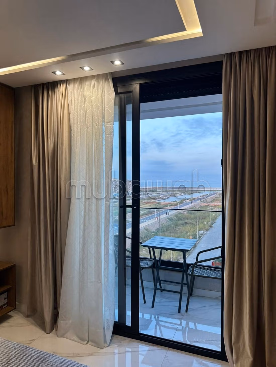 Appartement magnifique à louer dans le quartier de l'aéroport. 3 belles chambres. Meublé
