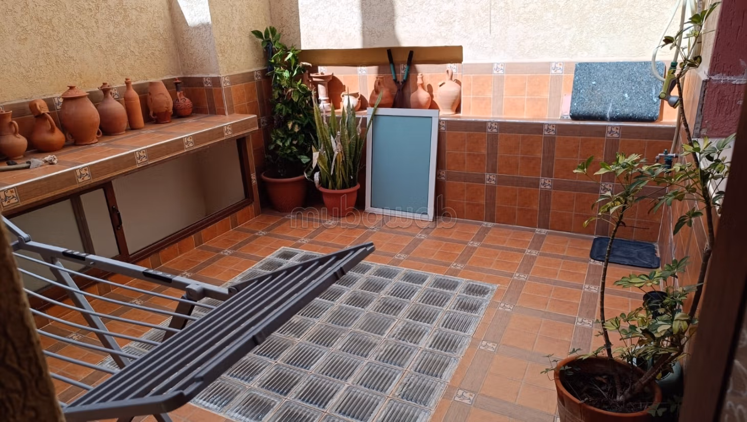 Location d'une villa exceptionnelle dans le quartier Al-Hassani. Superficie totale de 372 m². Meublé