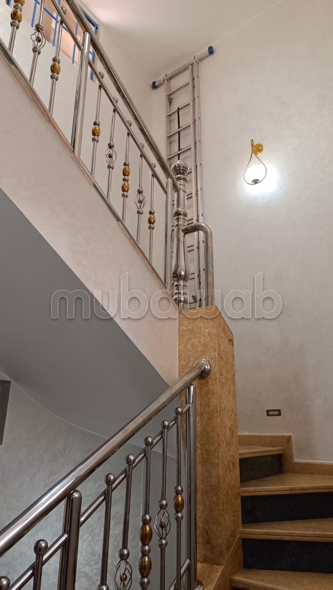 Location d'une villa exceptionnelle dans le quartier Al-Hassani. Superficie totale de 372 m². Meublé