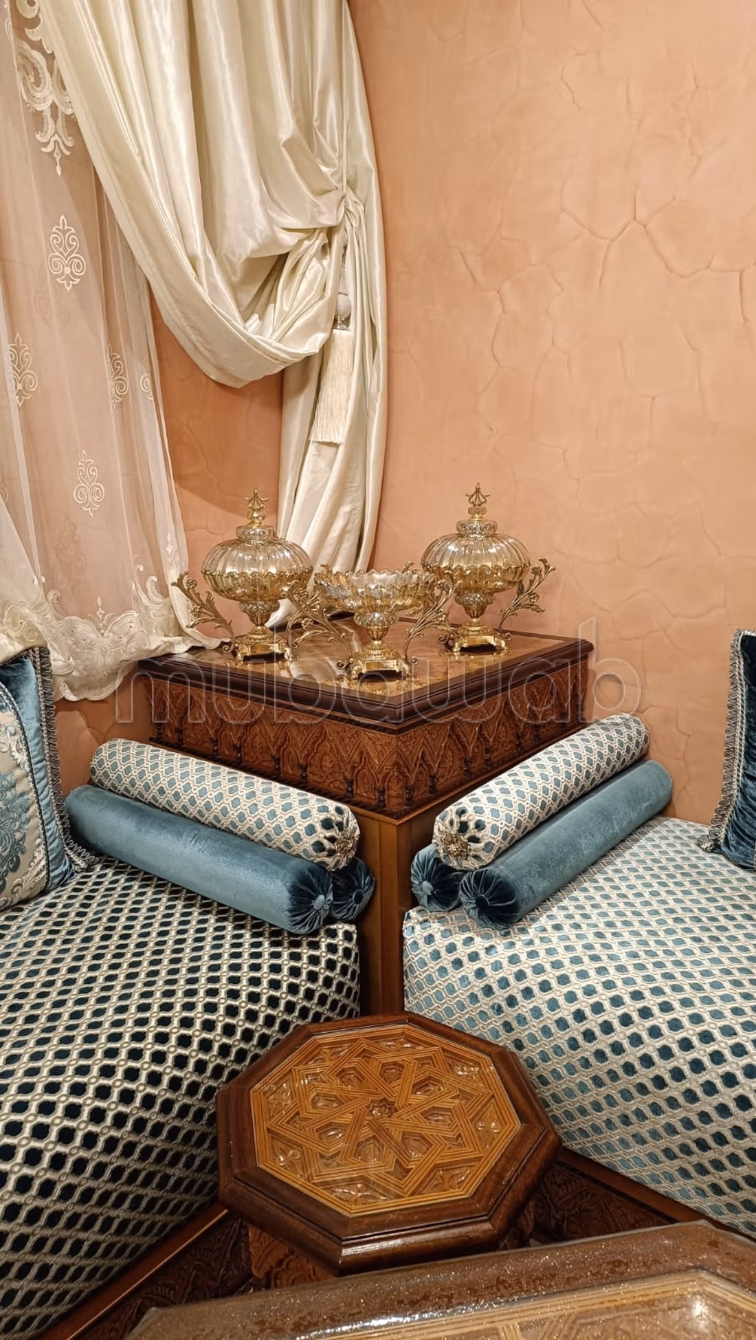 Location d'une villa exceptionnelle dans le quartier Al-Hassani. Superficie totale de 372 m². Meublé