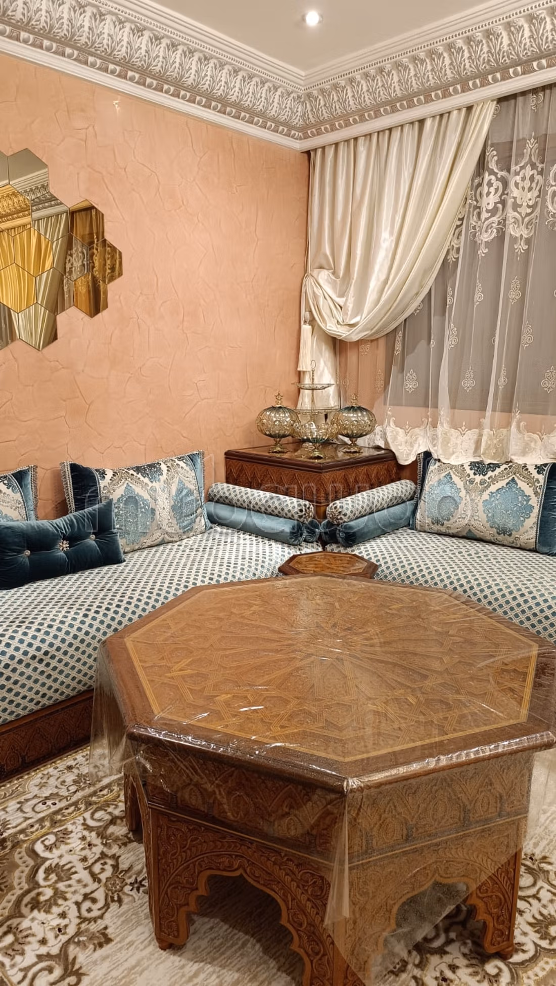Location d'une villa exceptionnelle dans le quartier Al-Hassani. Superficie totale de 372 m². Meublé