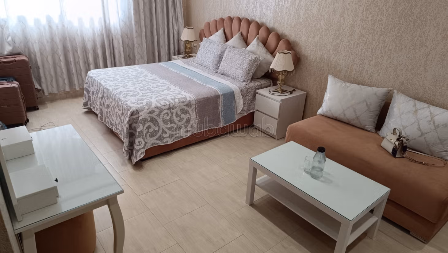 Location d'une villa exceptionnelle dans le quartier Al-Hassani. Superficie totale de 372 m². Meublé
