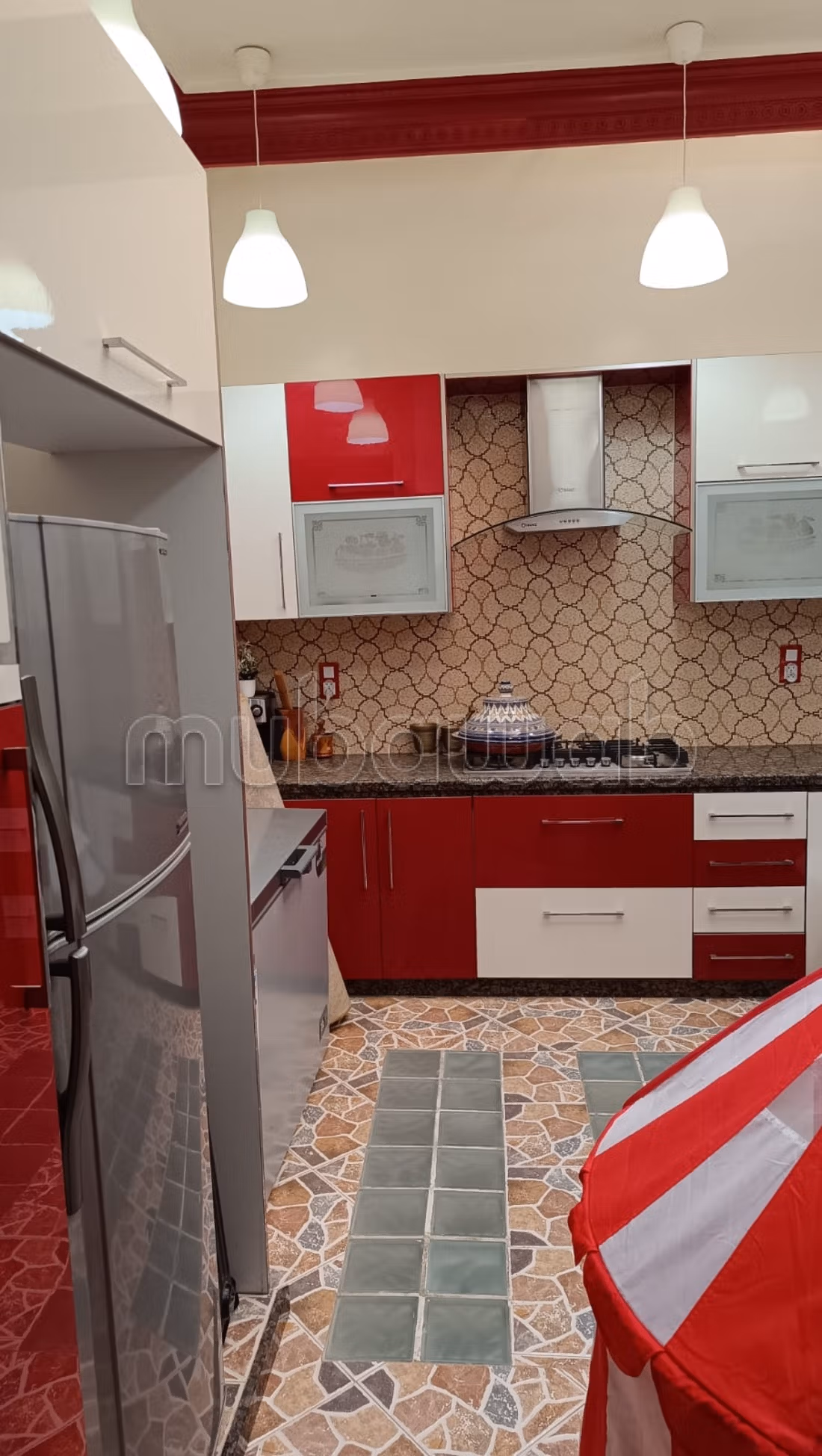 Location d'une villa exceptionnelle dans le quartier Al-Hassani. Superficie totale de 372 m². Meublé
