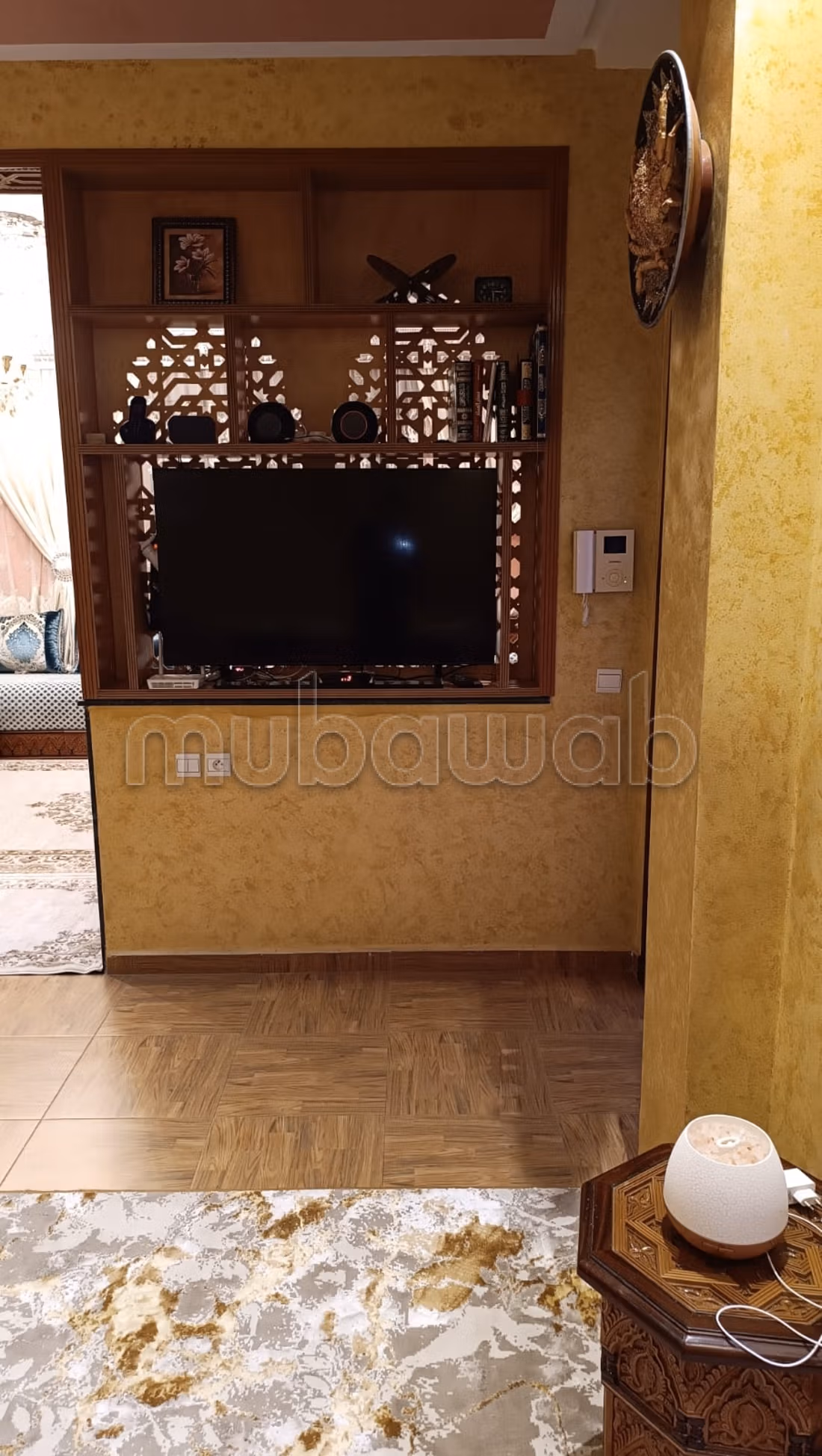 Location d'une villa exceptionnelle dans le quartier Al-Hassani. Superficie totale de 372 m². Meublé