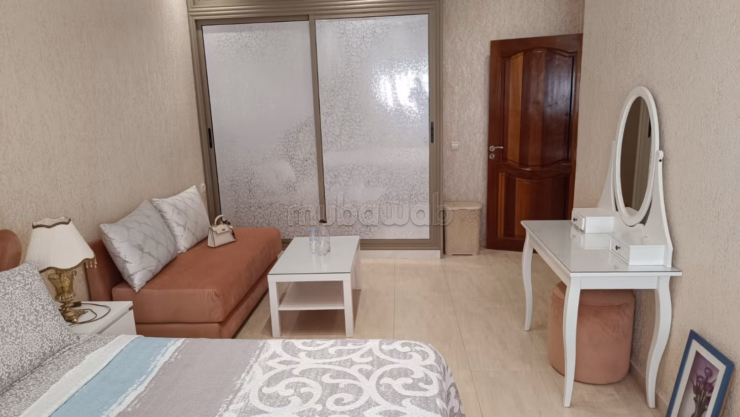 Location d'une villa exceptionnelle dans le quartier Al-Hassani. Superficie totale de 372 m². Meublé