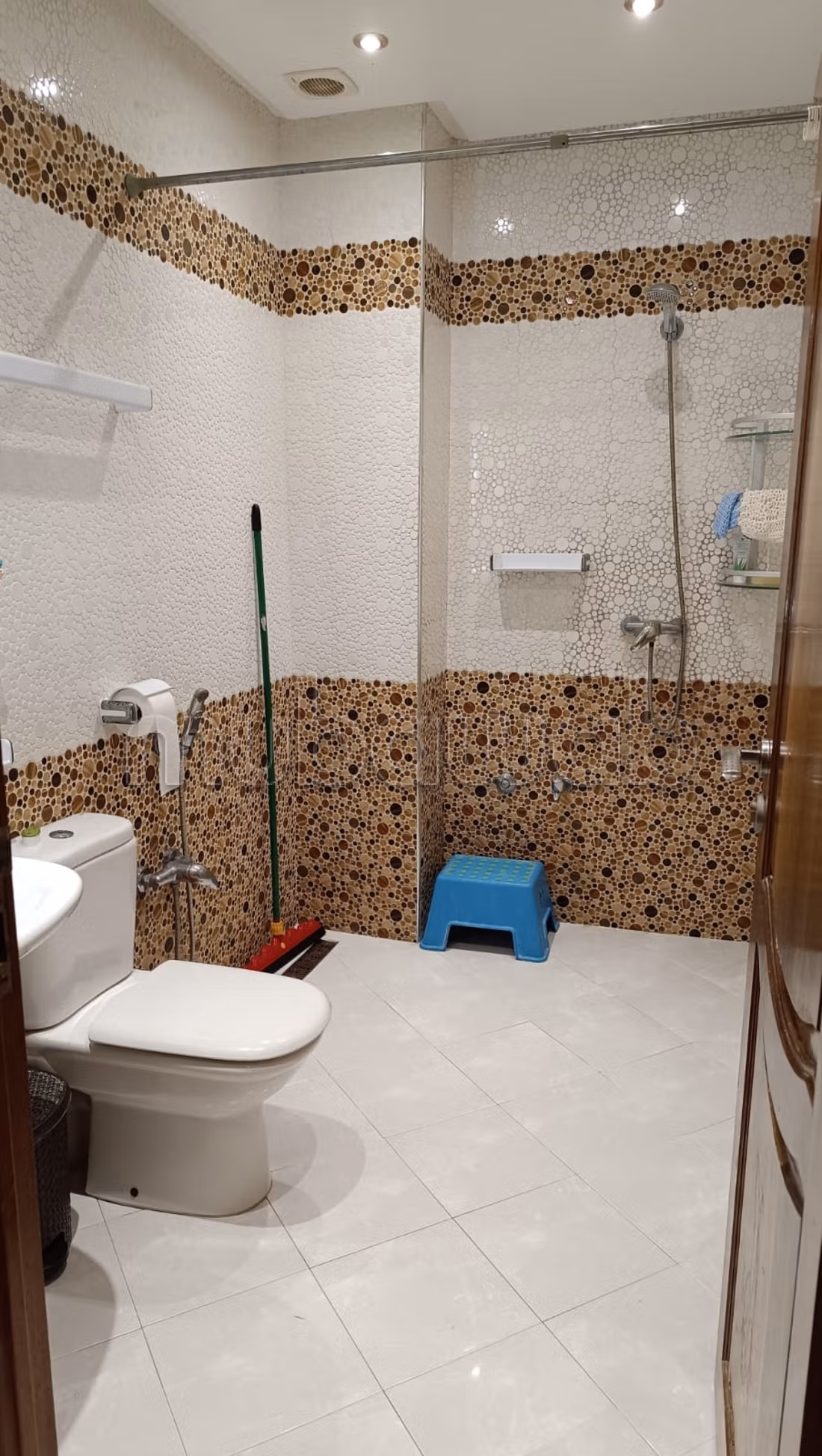 Location d'une villa exceptionnelle dans le quartier Al-Hassani. Superficie totale de 372 m². Meublé