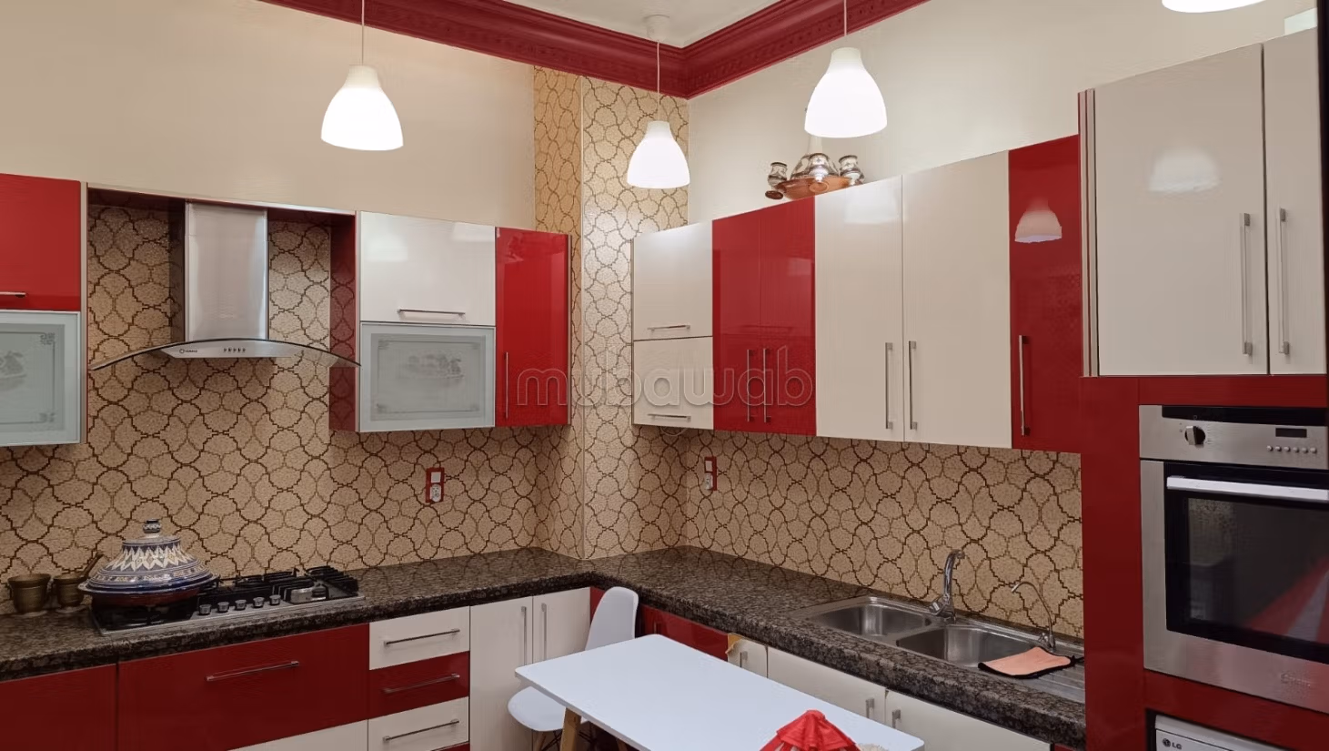Location d'une villa exceptionnelle dans le quartier Al-Hassani. Superficie totale de 372 m². Meublé