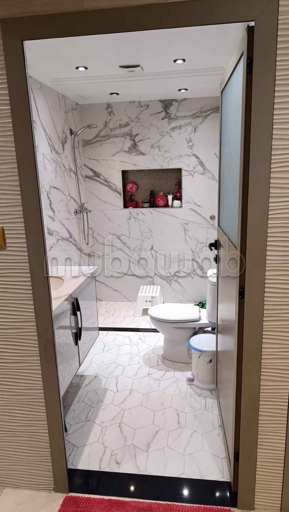 Location d'une villa exceptionnelle dans le quartier Al-Hassani. Superficie totale de 372 m². Meublé