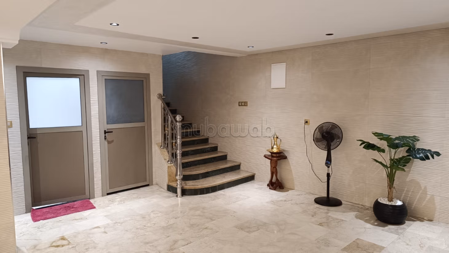 Location d'une villa exceptionnelle dans le quartier Al-Hassani. Superficie totale de 372 m². Meublé