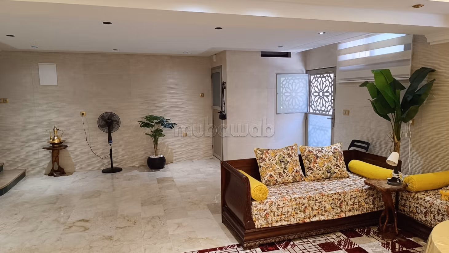 Location d'une villa exceptionnelle dans le quartier Al-Hassani. Superficie totale de 372 m². Meublé