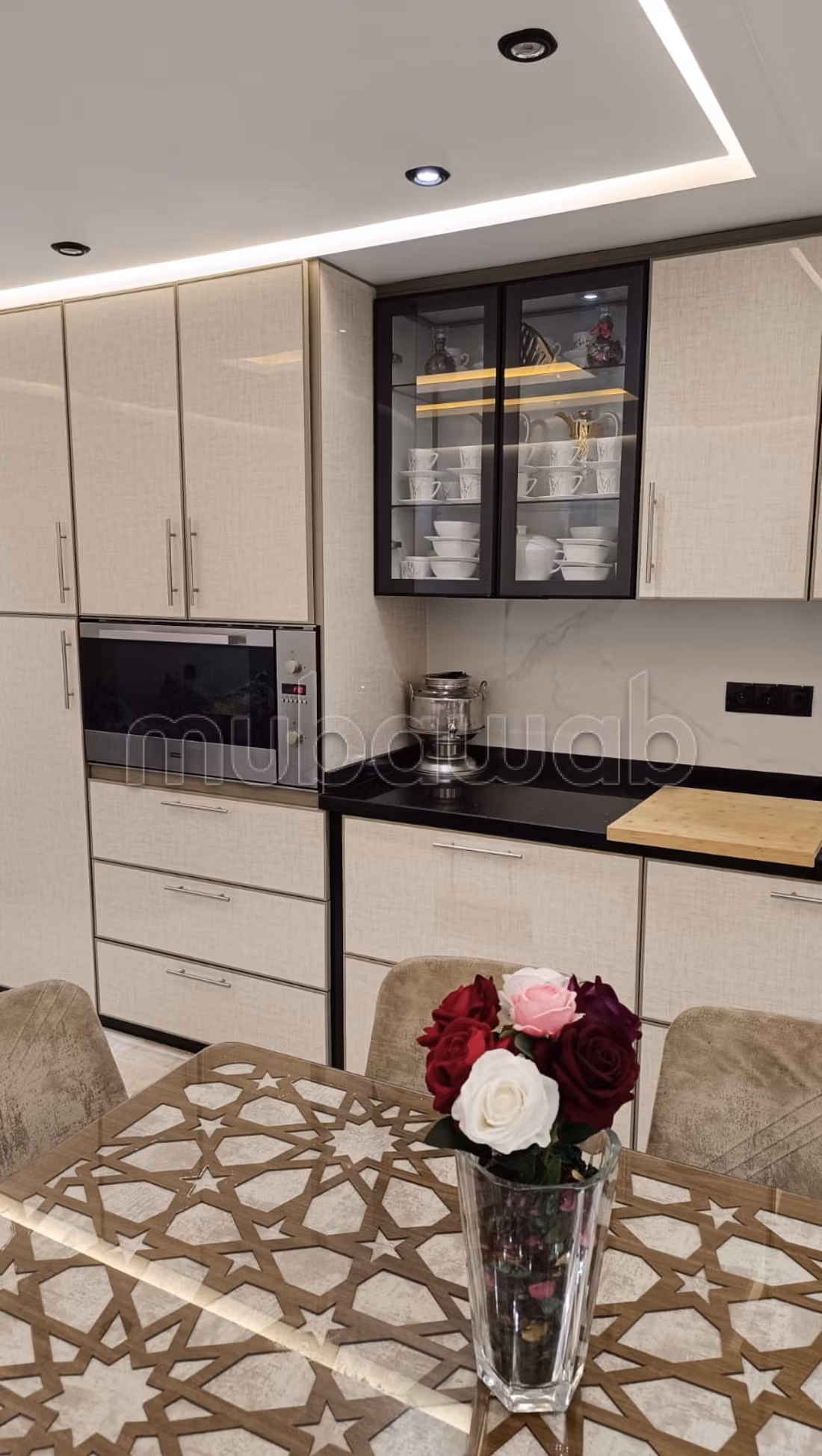 Location d'une villa exceptionnelle dans le quartier Al-Hassani. Superficie totale de 372 m². Meublé
