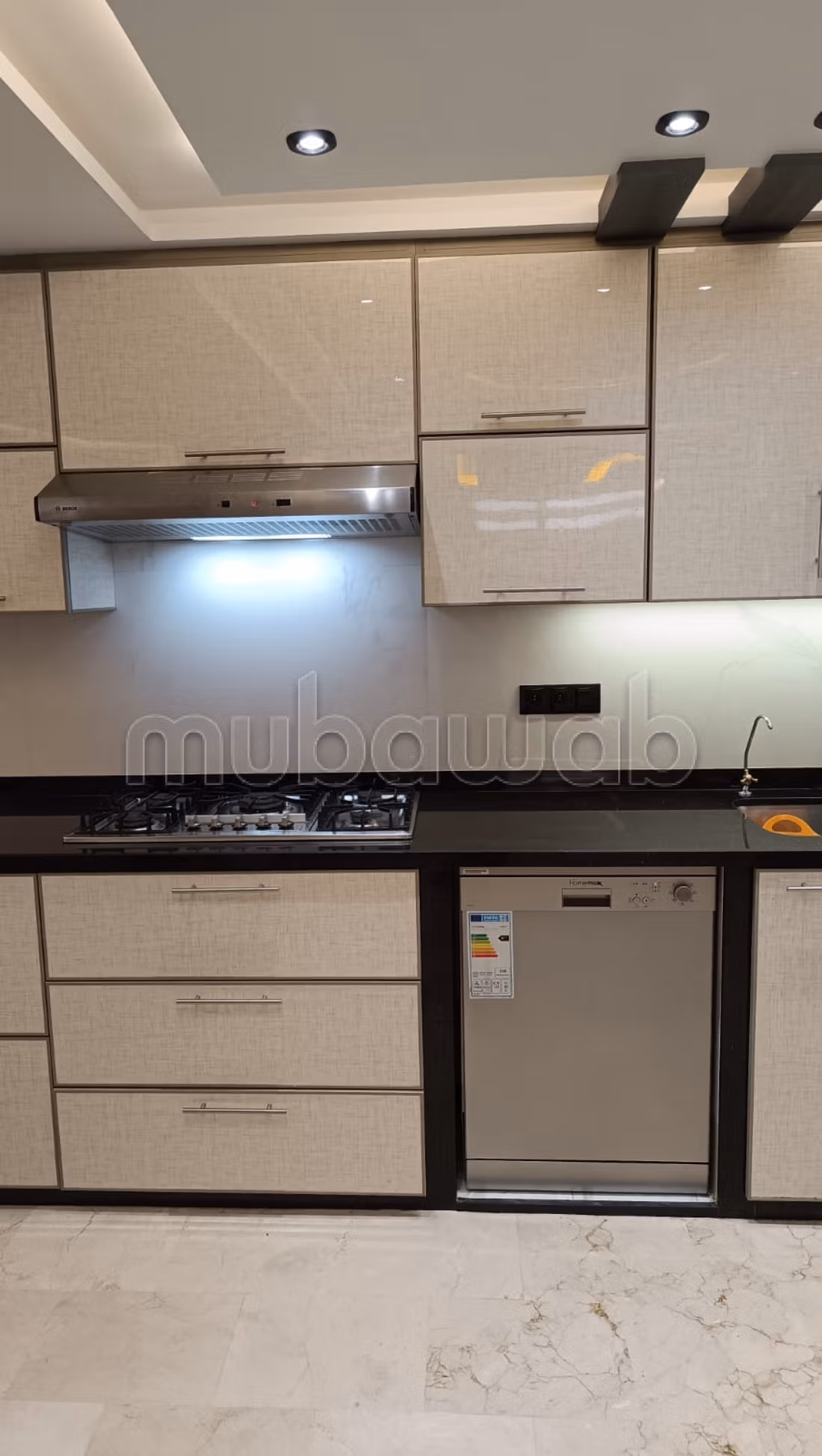 Location d'une villa exceptionnelle dans le quartier Al-Hassani. Superficie totale de 372 m². Meublé