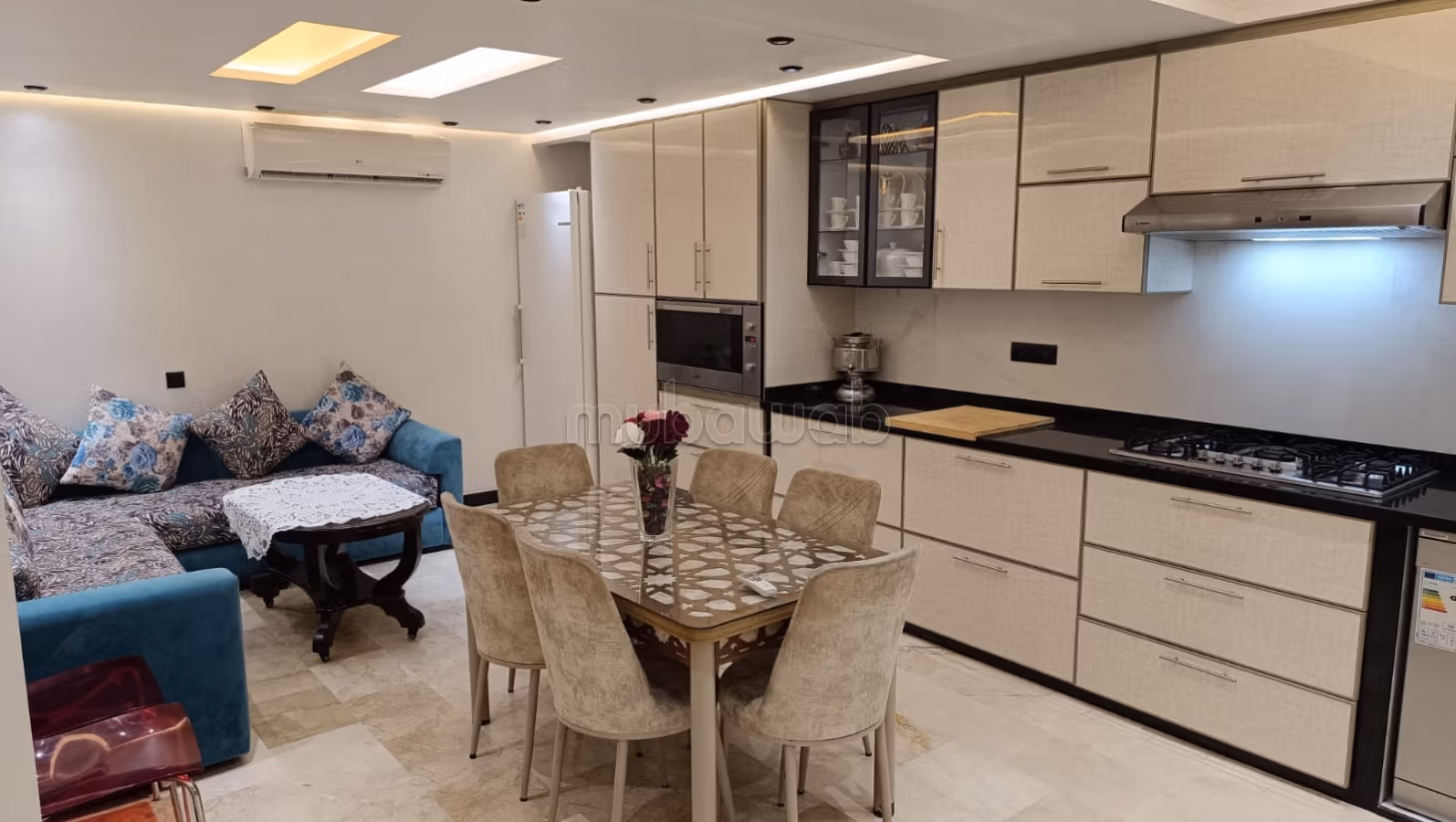Location d'une villa exceptionnelle dans le quartier Al-Hassani. Superficie totale de 372 m². Meublé