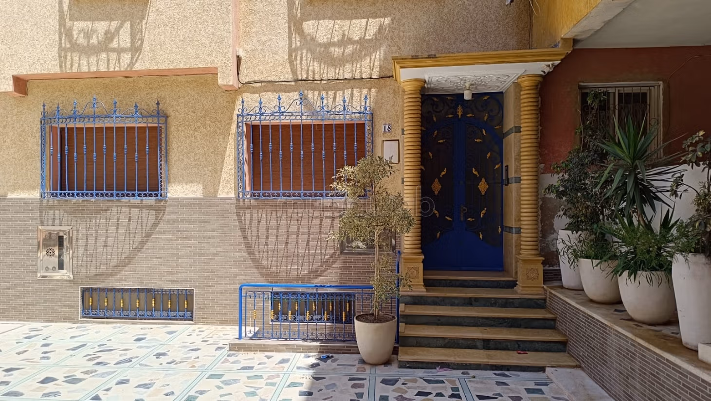 Location d'une villa exceptionnelle dans le quartier Al-Hassani. Superficie totale de 372 m². Meublé