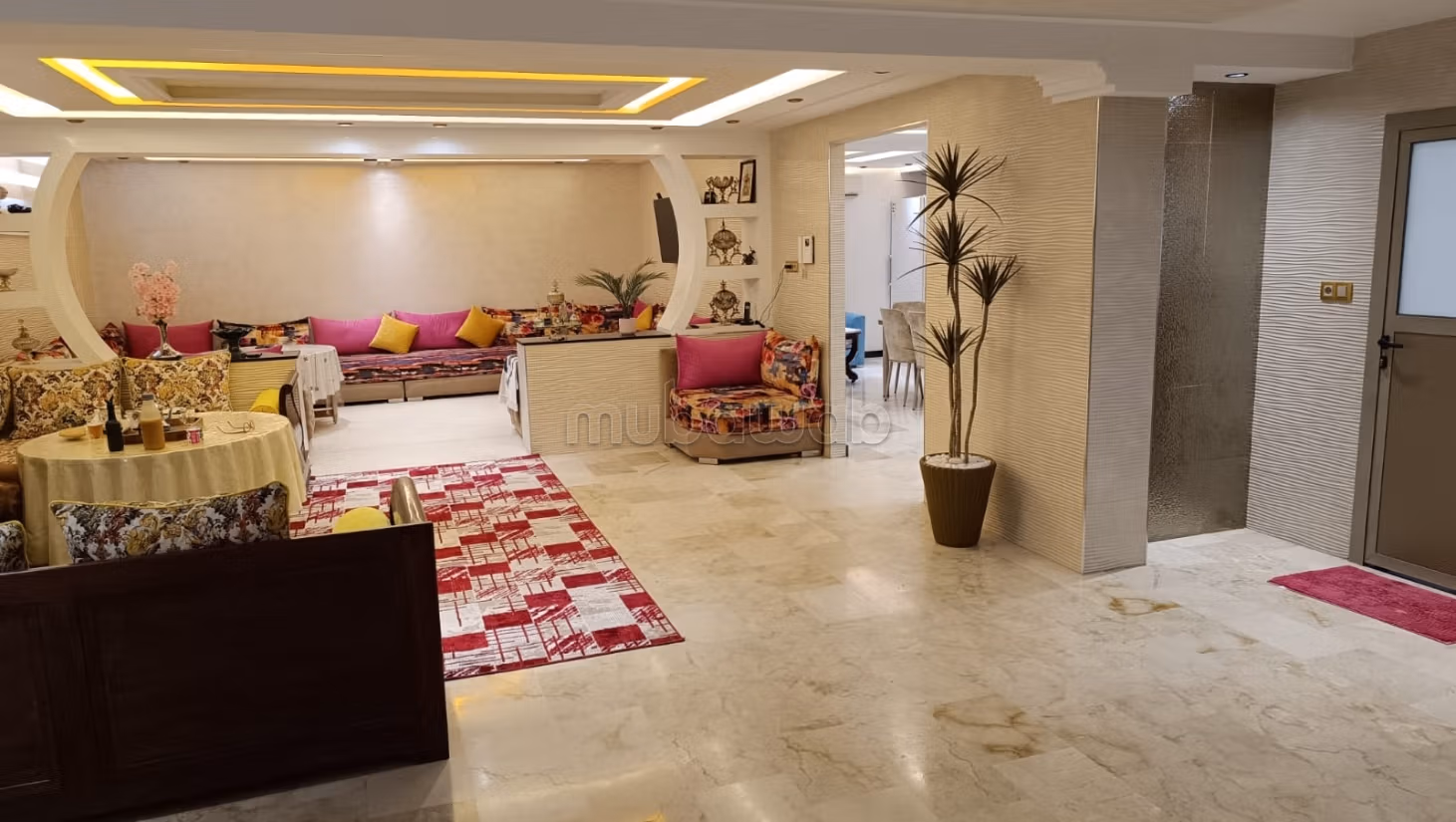 Location d'une villa exceptionnelle dans le quartier Al-Hassani. Superficie totale de 372 m². Meublé