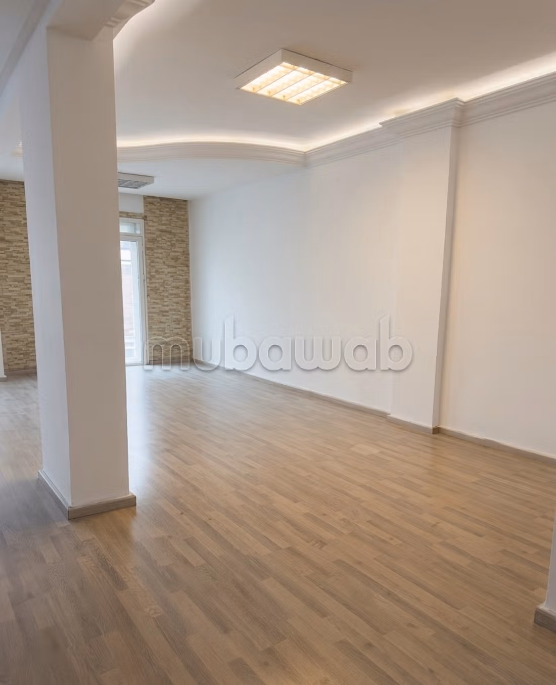 Appartement en location à Bourgogne Ouest. Surface totale 143 m². Grand balcon — 2