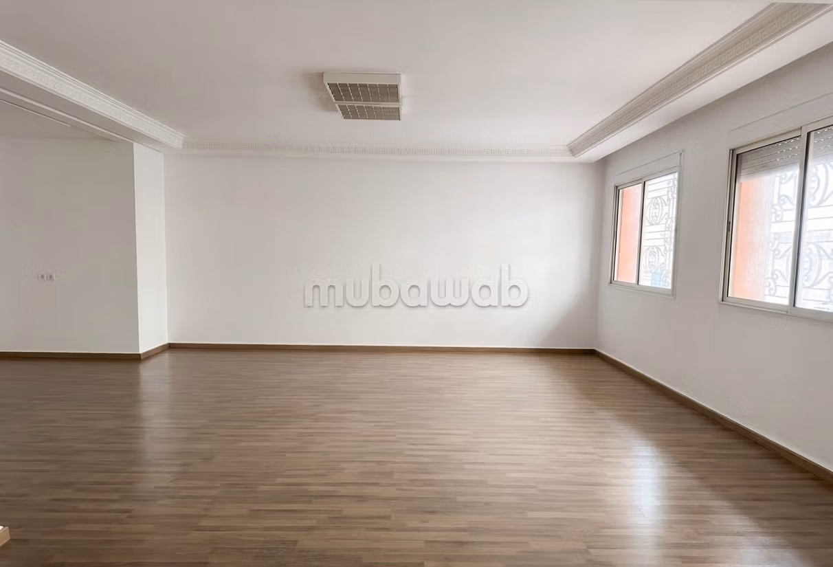 Appartement en location à Bourgogne Ouest. Surface totale 143 m². Grand balcon — 4