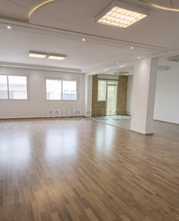 Appartement te huur in Bourgogne Ouest. Totale oppervlakte 143 m². Grote balkon