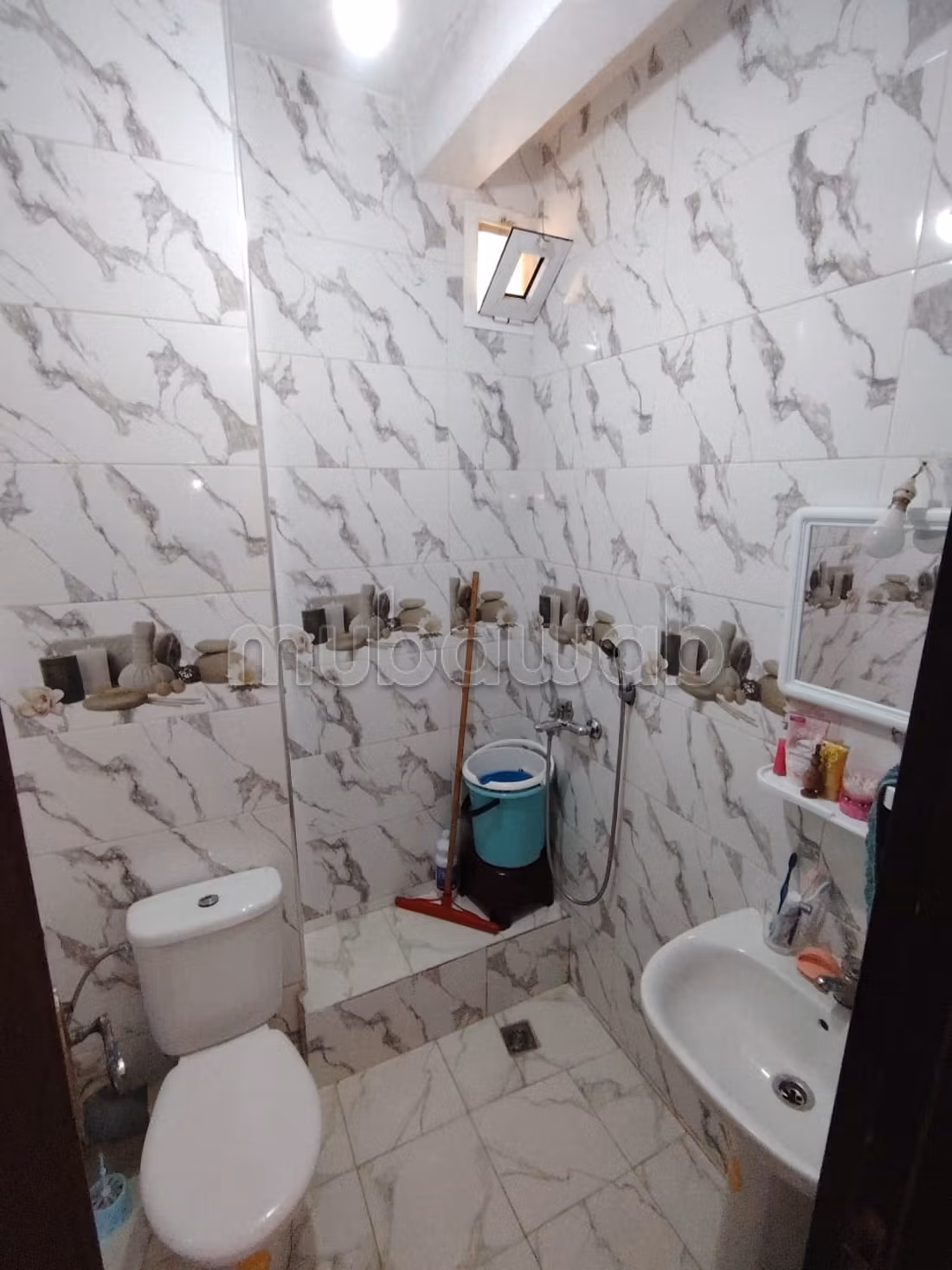 Location d'un appartement à Zone Industrielle Mghogha. 1 Pièce. Salon typique marocain, résidence sécurisée
