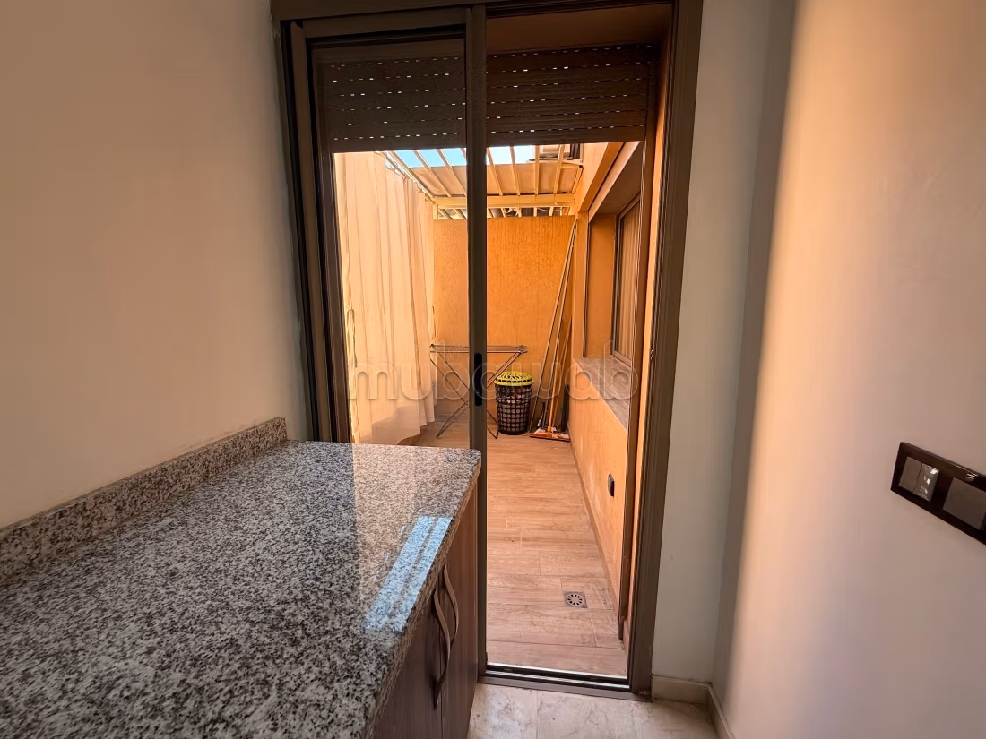 Très bel appartement a vendre à Route Casablanca. 
3 pièces. 
Bien meublé