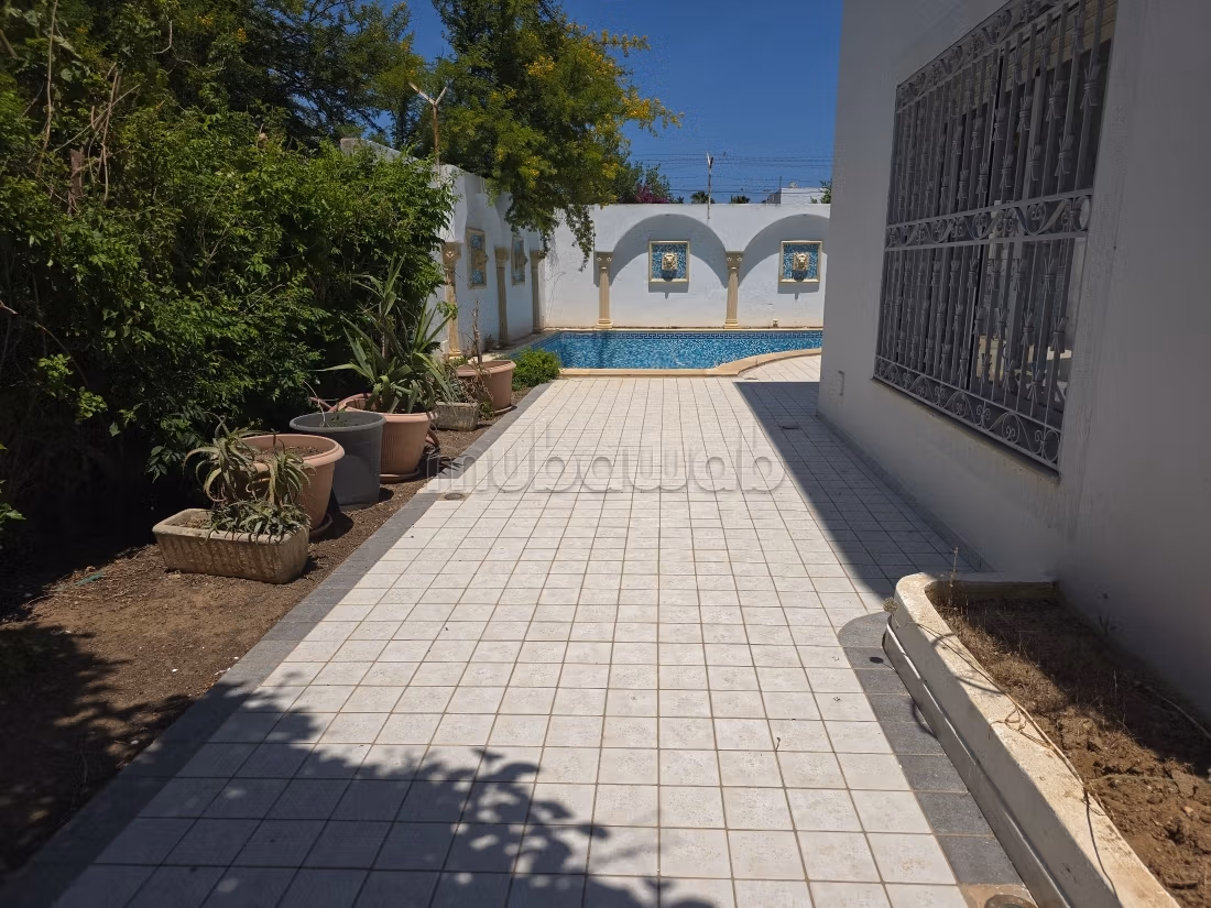 À vendre – Superbe villa S6 avec piscine à Chotrana 2, La Soukra