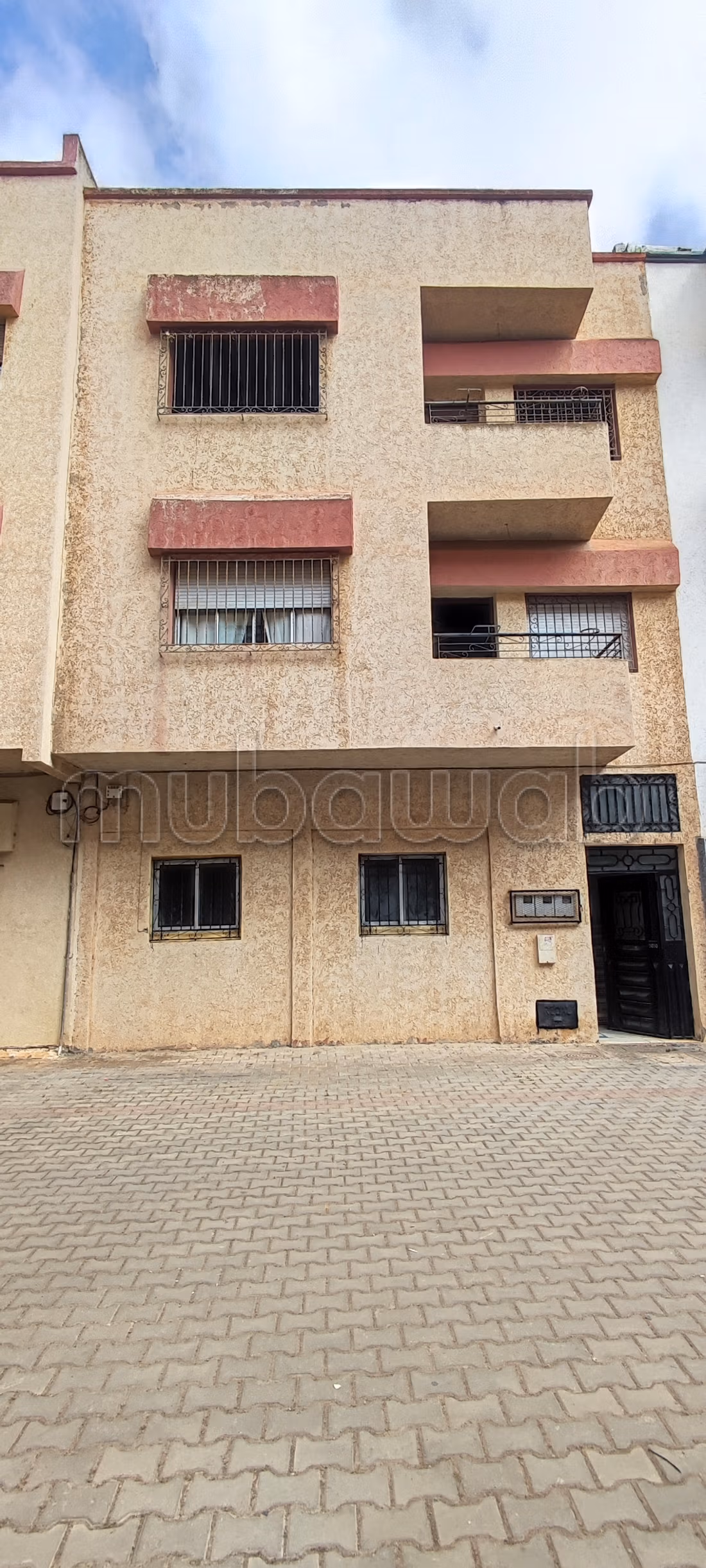 Vente d'un appartement à Al-Wafaq. 2 chambres. Porte solide, salon marocain
