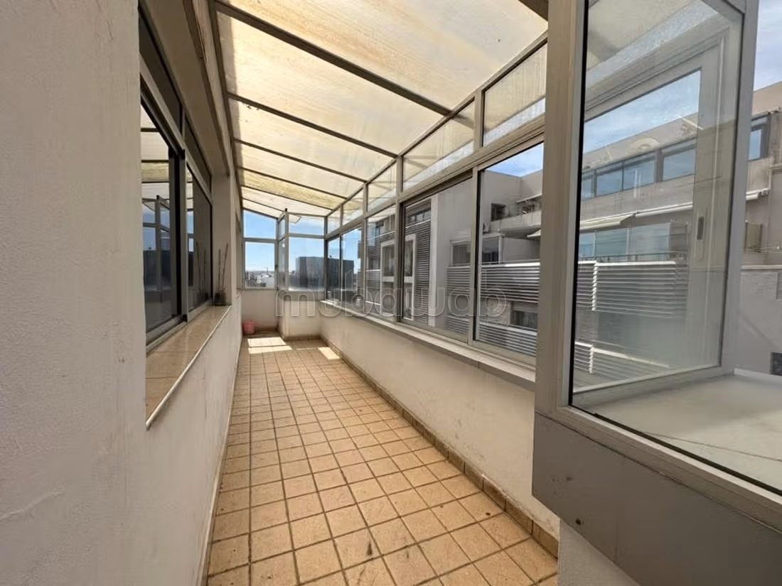 Office rental in Oasis. Total area 96 m². With elevator and terrace