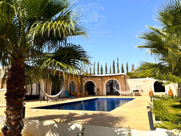 Charming single-storey house with swimming pool