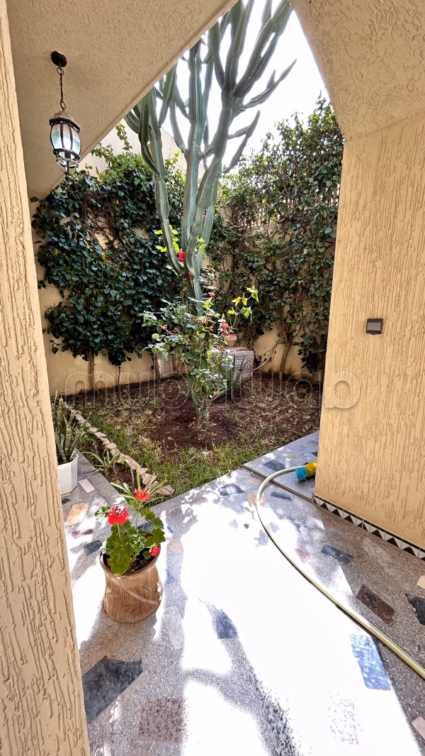 Magnífica villa en venta en Hay Riad. Superficie de 200 m². Hermosa terraza y jardín